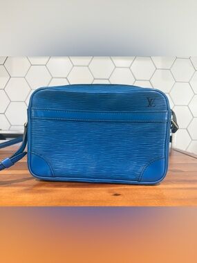 Vintage Louis Vuitton Trocadéro crossbody bag, blue Epi leather AUTHENTIC
